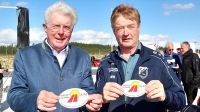 Günther Knoblauch (l.), ehemaliger Mühldorfer Bürgermeister und Vorsitzender des Vereins „Ja zur A 94“, und Rupert Wiesböck aus Niederbergkirchen zeigen ihre Freude über den A 94-Lückenschluss. Foto: Olaf Konstantin Krueger