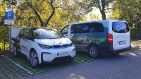 E-Carsharing in Stadt und Landkreis Rosenheim: BMW i3 (li.) und Mercedes-Benz eVito Tourer in Oberaudorf. Foto: Olaf Konstantin Krueger