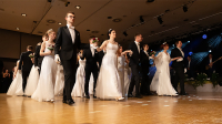 Rosenball 2025 der Faschingsgilde Rosenheim im Wirtschaftlichen Verband der Stadt und des Landkreises Rosenheim e. V., Saal Rosenheim des KU‘KO Rosenheim: Balleröffnung mit Einzug von 20 Debütanten-Paaren – traditionelle „Fächer-Polonaise“, „Radetzky-Marsch“ von Johann Strauss, Kesmarki Show-Walzer „Padam-Padam“. Foto: Olaf Konstantin Krueger