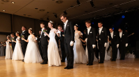 Rosenball 2025 der Faschingsgilde Rosenheim im Wirtschaftlichen Verband der Stadt und des Landkreises Rosenheim e. V., Saal Rosenheim des KU‘KO Rosenheim: Balleröffnung mit Einzug von 20 Debütanten-Paaren – traditionelle „Fächer-Polonaise“, „Radetzky-Marsch“ von Johann Strauss, Kesmarki Show-Walzer „Padam-Padam“. Foto: Olaf Konstantin Krueger