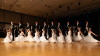 Rosenball 2025 der Faschingsgilde Rosenheim im Wirtschaftlichen Verband der Stadt und des Landkreises Rosenheim e. V., Saal Rosenheim des KU‘KO Rosenheim: Balleröffnung mit Einzug von 20 Debütanten-Paaren – traditionelle „Fächer-Polonaise“, „Radetzky-Marsch“ von Johann Strauss, Kesmarki Show-Walzer „Padam-Padam“. Foto: Olaf Konstantin Krueger