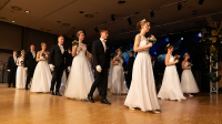 Rosenball 2025 der Faschingsgilde Rosenheim im Wirtschaftlichen Verband der Stadt und des Landkreises Rosenheim e. V., Saal Rosenheim des KU‘KO Rosenheim: Balleröffnung mit Einzug von 20 Debütanten-Paaren – traditionelle „Fächer-Polonaise“, „Radetzky-Marsch“ von Johann Strauss, Kesmarki Show-Walzer „Padam-Padam“. Foto: Olaf Konstantin Krueger