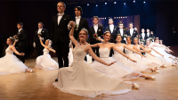 Rosenball 2025 der Faschingsgilde Rosenheim im Wirtschaftlichen Verband der Stadt und des Landkreises Rosenheim e. V., Saal Bayern des KU‘KO Rosenheim: Balleröffnung mit Einzug von 20 Debütanten-Paaren – traditionelle „Fächer-Polonaise“, „Radetzky-Marsch“ von Johann Strauss, Kesmarki Show-Walzer „Padam-Padam“. Foto: Olaf Konstantin Krueger