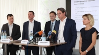 Präsentieren in Rosenheim die auf fünf verringerten Grobtrassen für den Brenner-Nordzulauf (v.l.n.r.): Torsten Gruber, Projektleiter DB Netz AG, Klaus-Dieter Josel, Deutsche Bahn AG und Konzernbevollmächtigter für den Freistaat Bayern, Dr. Hans Reichhart (CSU), Staatsminister für Wohnen, Bau und Verkehr im Kabinett Söder II, Andreas Scheuer (CSU), Bundesminister für Verkehr und digitale Infrastruktur im Kabinett Merkel IV, Bundestagsabgeordnete Daniela Ludwig (CSU). Foto: Olaf Konstantin Krueger